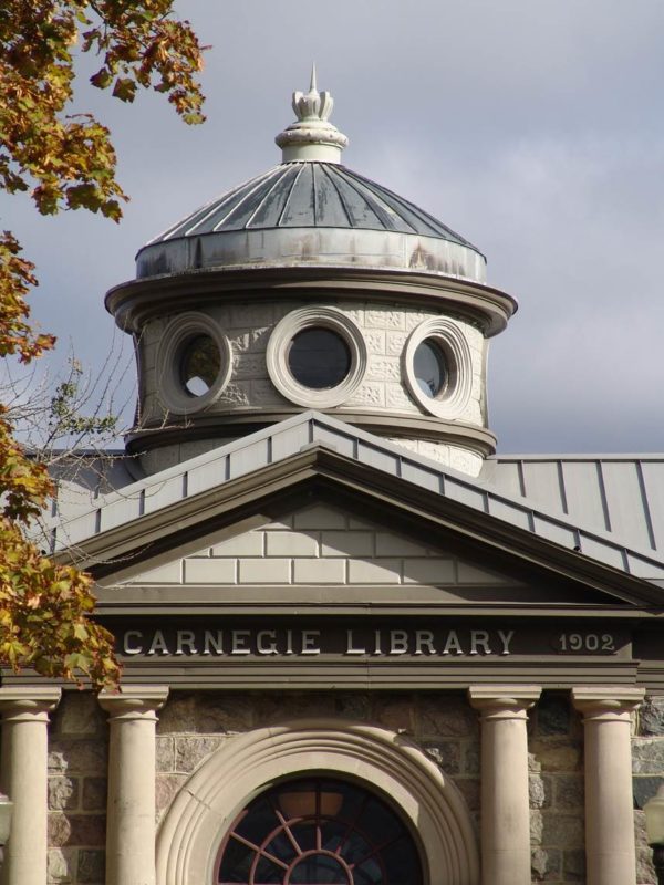The exterior view of the front of Howell Carnegie District Library
